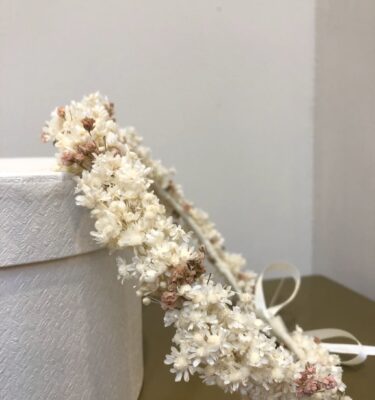 Corona comunión blanco roto con flores preservadas-Laura Murcia
