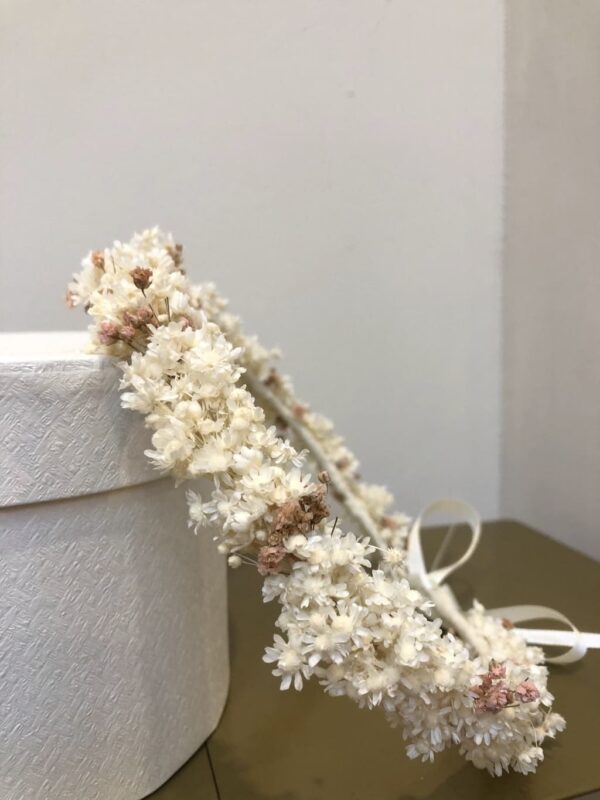 Corona comunión blanco roto con flores preservadas-Laura Murcia