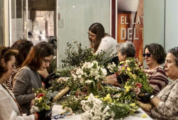 taller floral de ramos y coronas de primavera-aprende a hacer arreglos florales-laura murcia